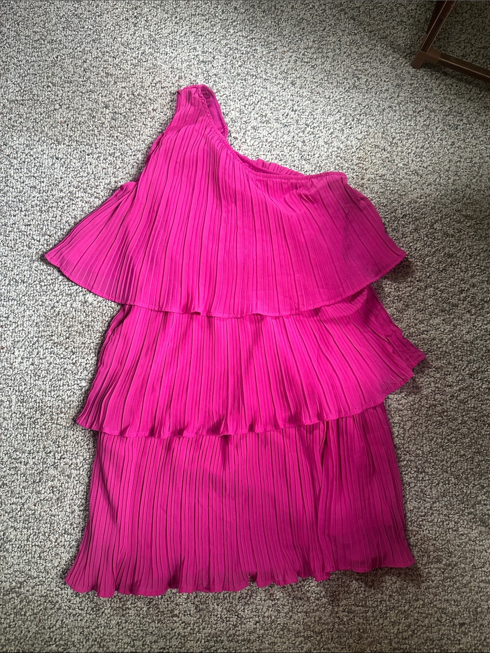 Womens One-Shoulder Tiered Pleated Dress - Hot Pink